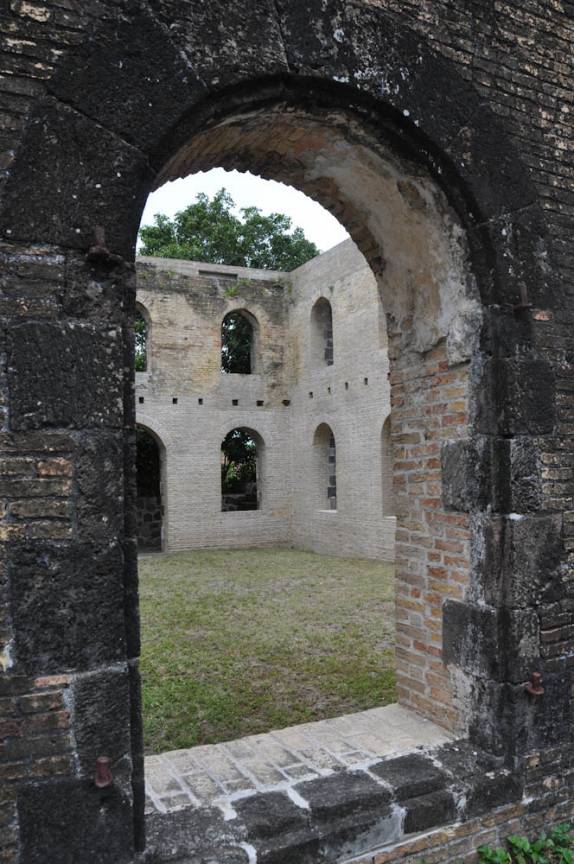 Ruínas da segunda mais antiga sinagoga do hemisfério ocidental (em Oranjestad, Sint Eustatius - Caribe)
